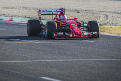 Sebastian Vettel test de Pirelli-banden voor 2017 met de Ferrari SF15-T