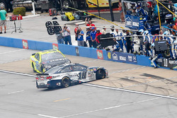Kollision zwischen Danica Patrick, Stewart-Haas Racing Chevrolet, und Paul Menard, Richard Childress
