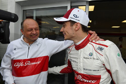 Charles Leclerc, Sauber altıncı sırayı kutluyor ve Frederic Vasseur, Sauber, Takım Patronu