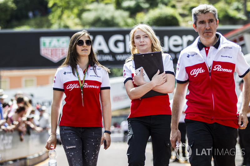 Татьяна Кальдерон, тест-пилот Sauber, Рут Баскомб, стратег Sauber и Шеви Пухолар, главный гоночный инженер Sauber