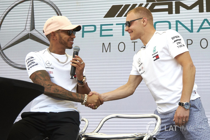 Lewis Hamilton, Mercedes AMG F1, serre la main de Valtteri Bottas, Mercedes AMG F1, sur scène