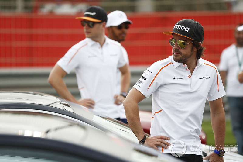 Fernando Alonso, McLaren, ve Stoffel Vandoorne, McLaren, Pirelli Hot Lap