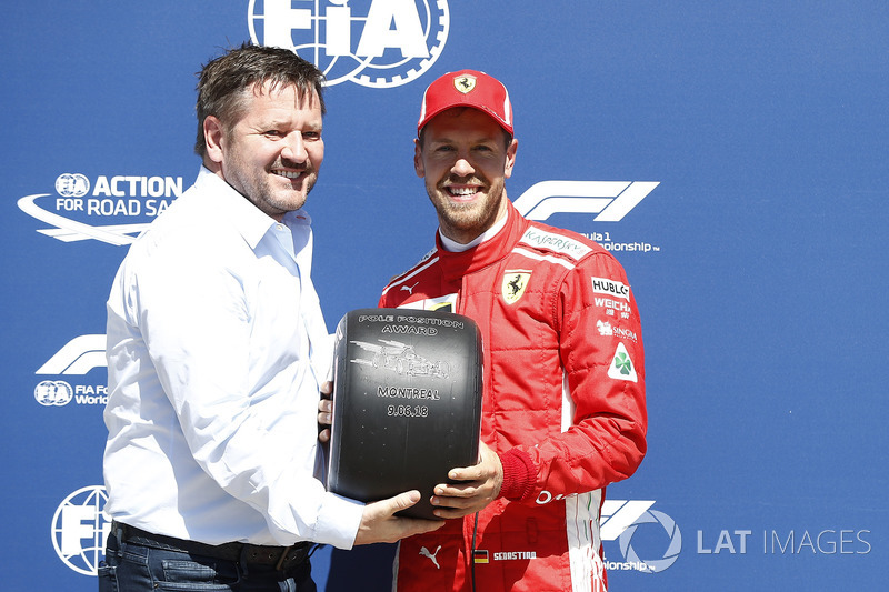 Sebastian Vettel, Ferrari con el trofeo de Pirelli por la pole position y Paul Hembery, Pirelli