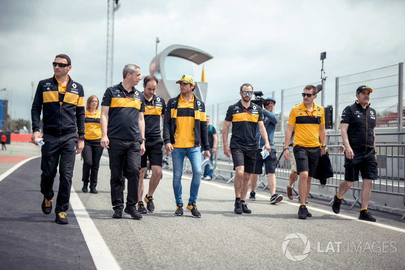Carlos Sainz Jr., Renault Sport F1 Team camina por la pista