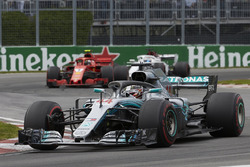 Льюіс Хемілтон, Mercedes AMG F1 W09,попереду Кімі Райкконена, Ferrari SF71H
