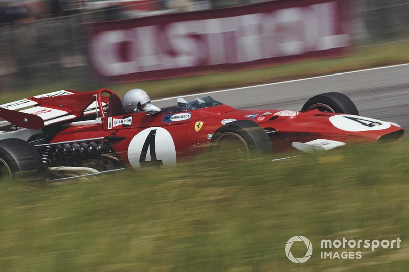 Mario Andretti raast met de Ferrari 312B over het circuit van Zandvoort.