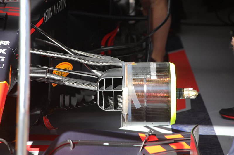 Red Bull Racing RB16: itt van az első felfüggesztés, az alsó háromszög nagyon keskeny és eltolt