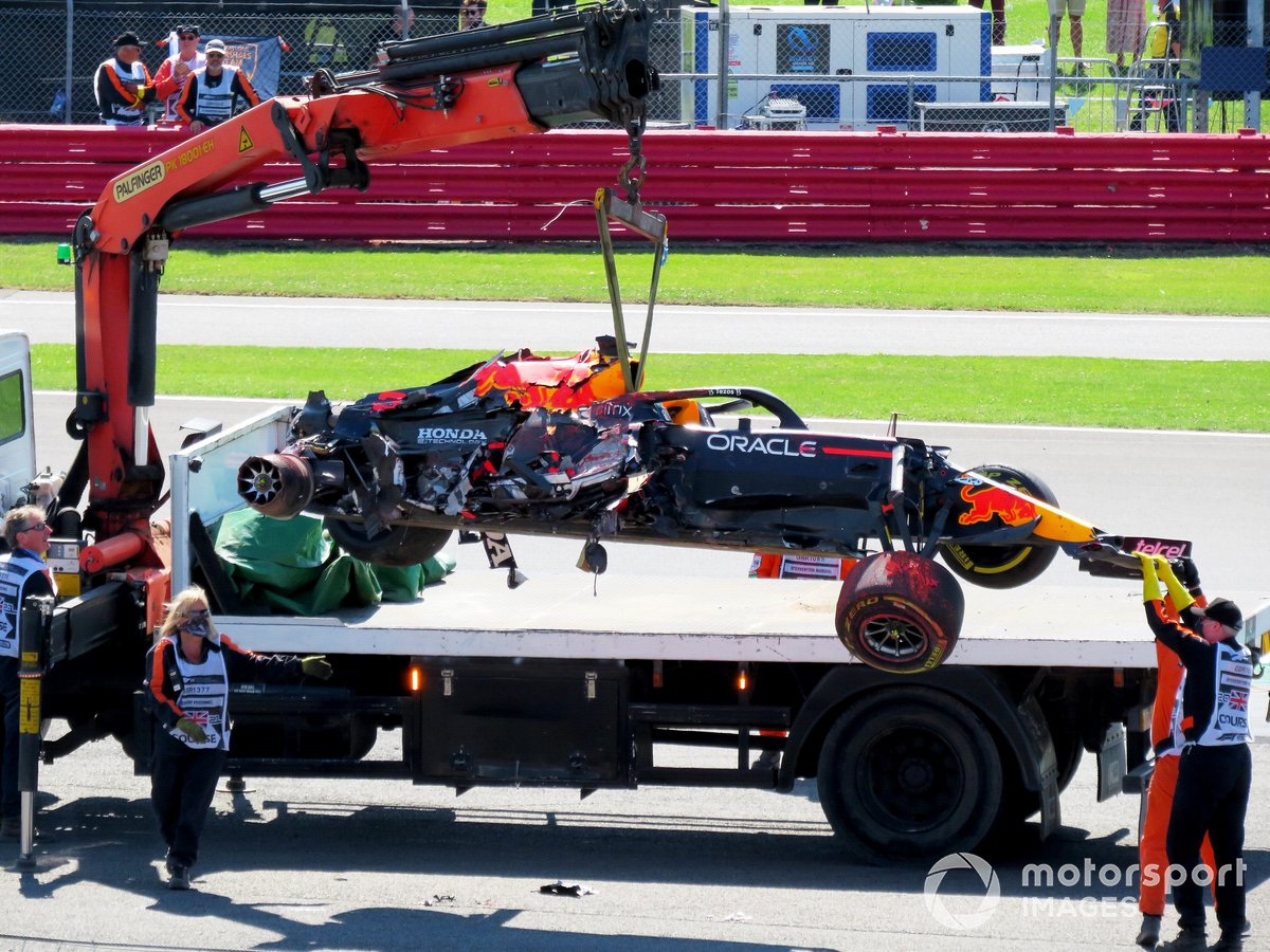 Машину Макса Ферстаппена, Red Bull RB16B, грузят на эвакуатор после аварии