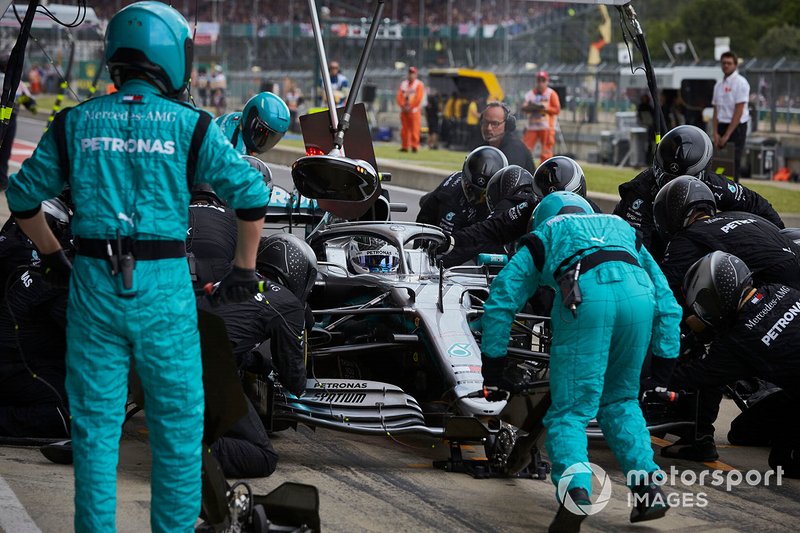 Valtteri Bottas, Mercedes AMG W10, s'arrête au stand