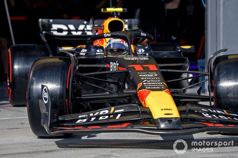 Sergio Pérez, Red Bull Racing RB19, sale del garaje