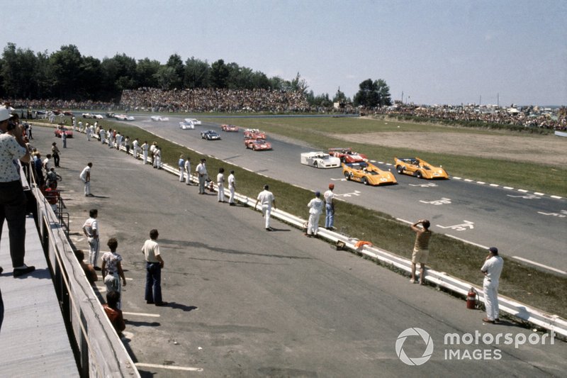 Una estampa habitual en la Can-Am: los dos coches naranjas de McLaren con motor Chevrolet en cabeza. Su dominio fue alucinante.