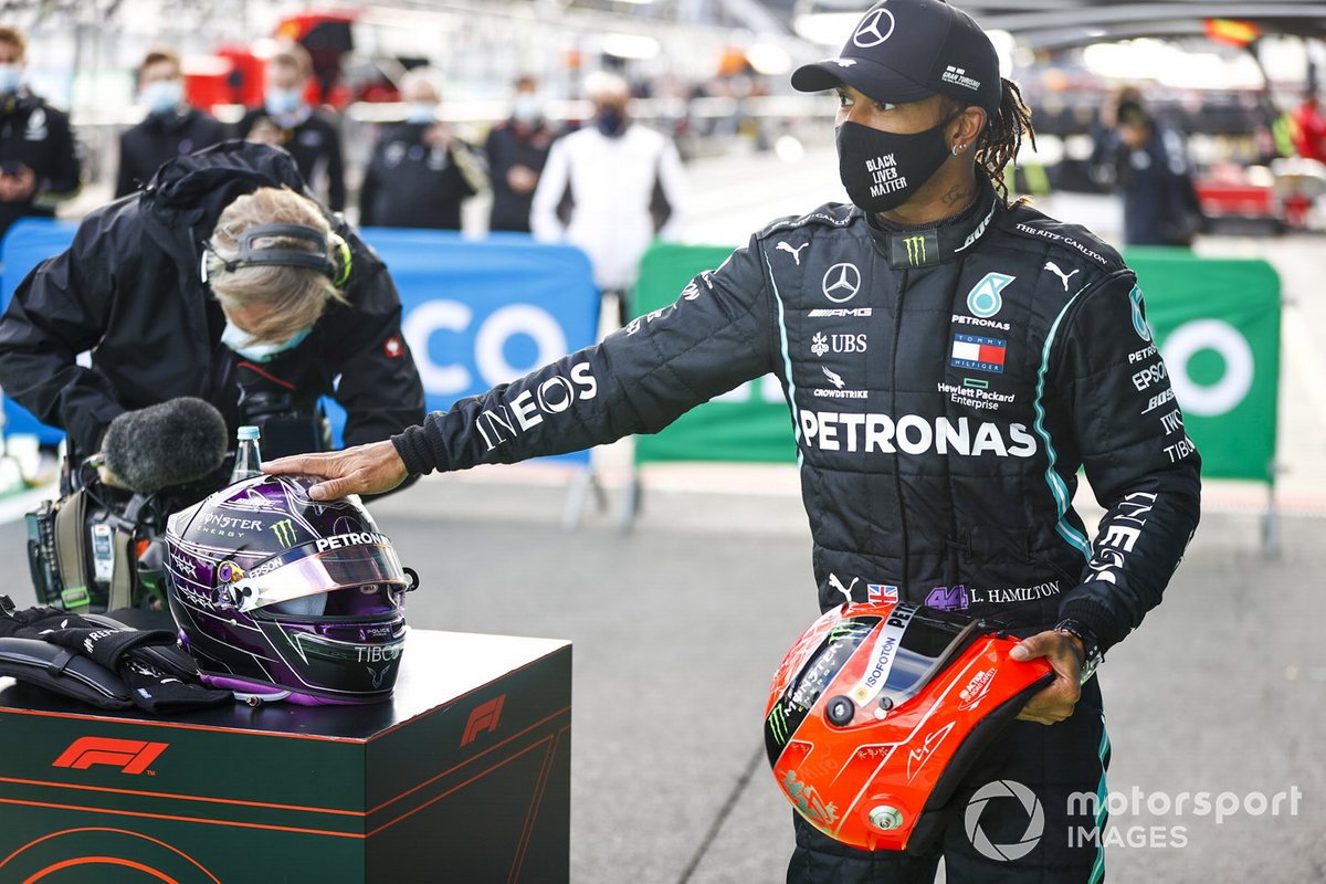 Lewis Hamilton, Mercedes-AMG F1, 1ª posición, con el casco de Michael Schumacher Parc Ferme