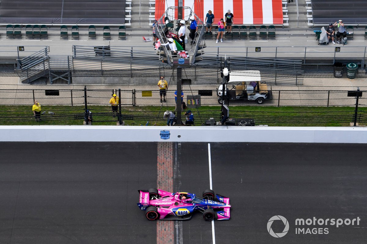 Alexander Rossi, Andretti Autosport Honda saat melewati garis finis
