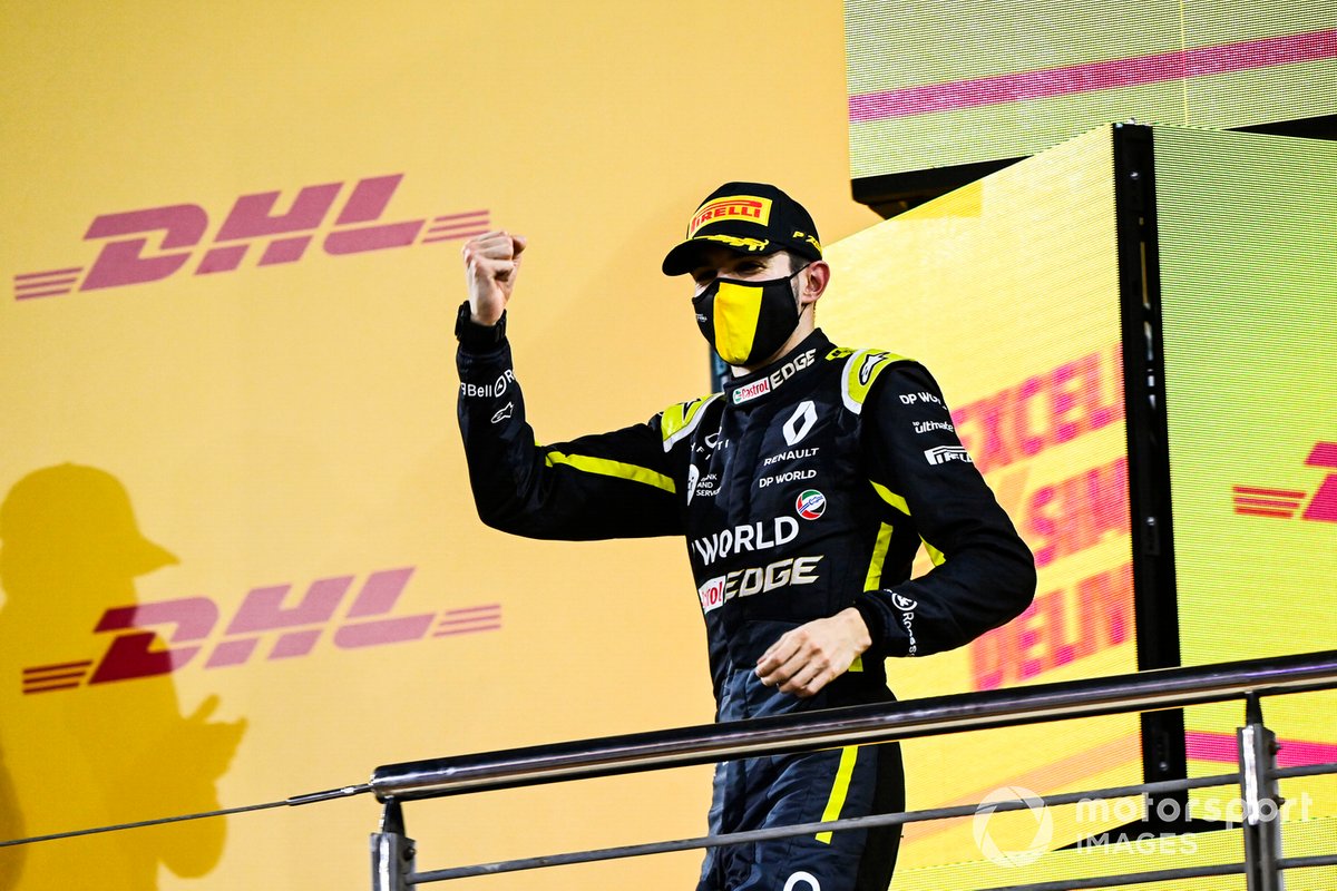 Pembalap Renault F1, Esteban Ocon, merayakan keberhasilannya meraih podium kedua GP Sakhir 2020.