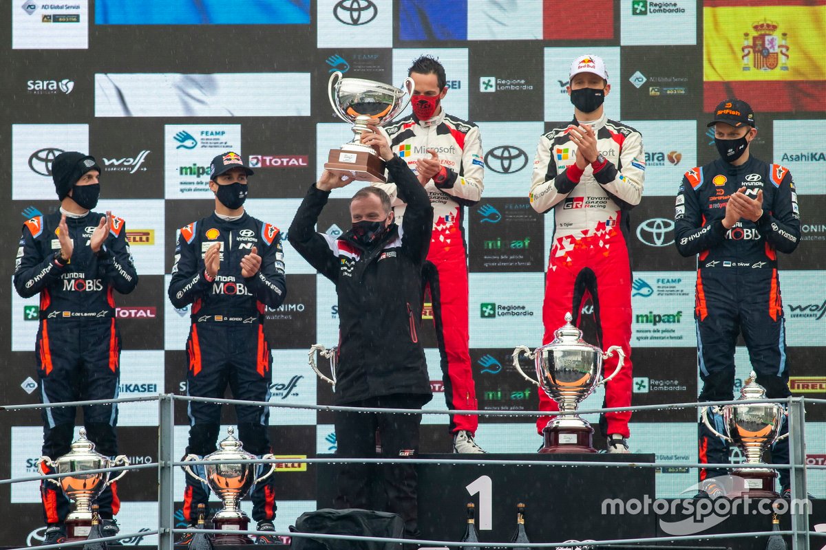 Prinsipal Tim Toyota Gazoo Racing, Tommi Makinen, mengangkat trofi kemenangan dalam Reli Monza 2020.