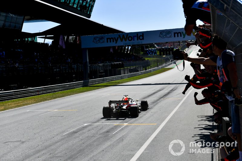 Le vainqueur Max Verstappen, Red Bull Racing RB15
