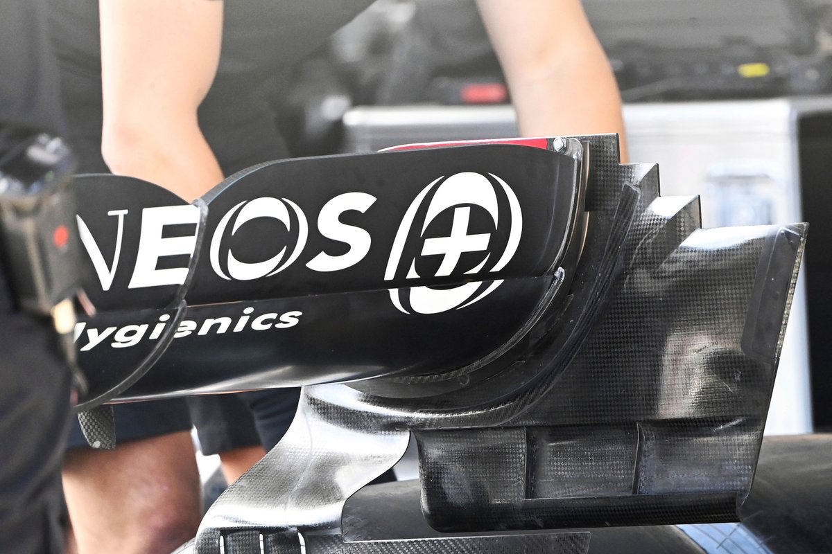 Detalle del alerón trasero del Mercedes W12