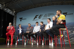 Керівник Ferrari Мауріціо Аррівабене, керівник Sauber Моніша Кальтенборн, керівник Haas F1 Team Гюнт