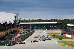 Start: Lewis Hamilton, Mercedes AMG F1 W08, führt