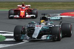 Lewis Hamilton, Mercedes AMG F1 W08, Kimi Raikkonen, Ferrari SF70H