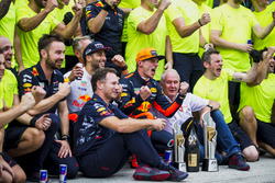 Yarış galibi Max Verstappen, Red Bull Racing ve 3. Daniel Ricciardo, Red Bull Racing, Christian Horn