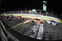 Letzer Restart: Elliott Sadler, JR Motorsports, Chevrolet, führt vor Daniel Suarez, Joe Gibbs Racing
