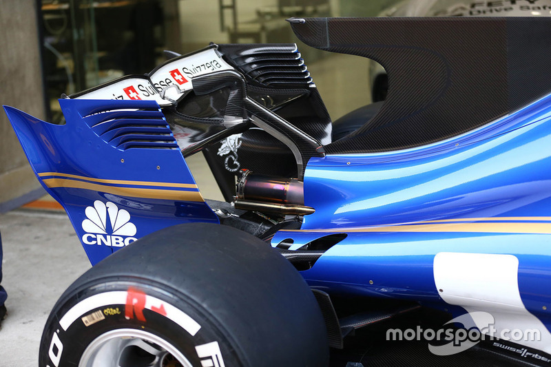 Sauber C36: Motorhauben-Finne