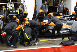 Fernando Alonso, McLaren MCL32, makes a stop during Qualifying