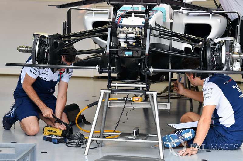Williams FW40 ön süspansiyon