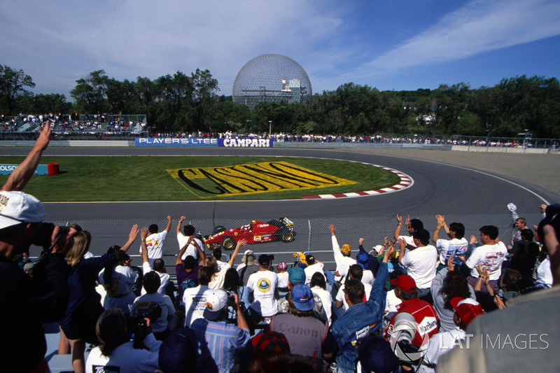 Зрители преветствуют победителя Гран При Канады 1995 года Жана Алези, Ferrari 412T2