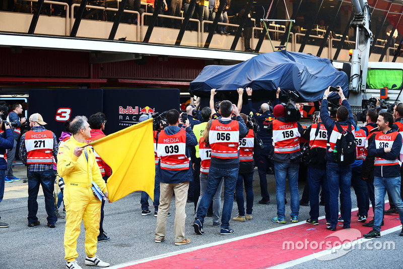 De Red Bull Racing RB13 van Daniel Ricciardo wordt terug naar de pits gebracht