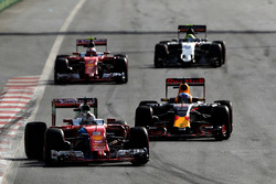 Sebastian Vettel, Ferrari SF16-H, voor Daniel Ricciardo, Red Bull Racing RB12