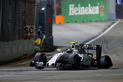 Валттері Боттас, Williams FW38, прокол на старті гонки