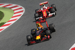 Max Verstappen, Red Bull Racing RB12 voor Kimi Raikkonen, Ferrari SF16-H