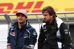 (Soldan sağa): Carlos Sainz Jr. ve Fernando Alonso pilot geçit töreninde