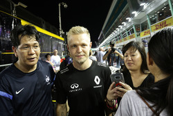 Kevin Magnussen, Renault Sport F1 Team met fans