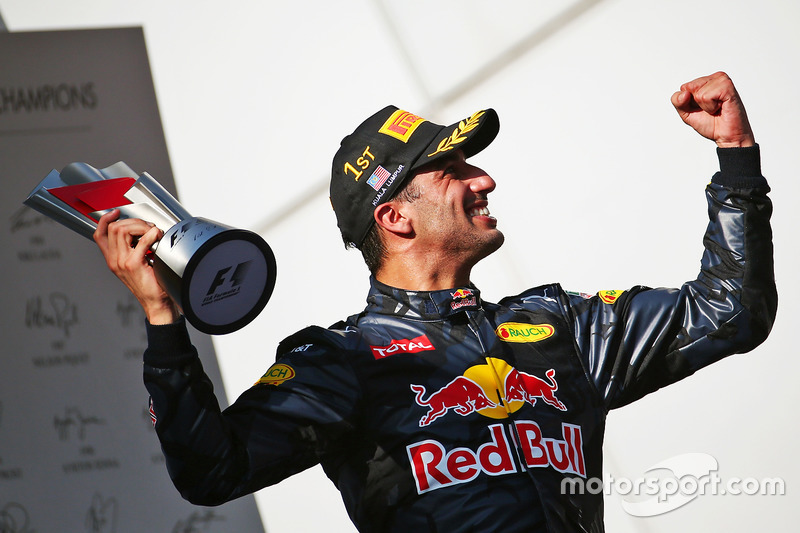 Переможець гонки Даніель Ріккардо, Red Bull Racing святкує на подіумі