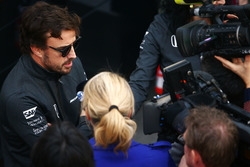 Фернандо Алонсо, McLaren, розмовляє зі ЗМІ у паддоку