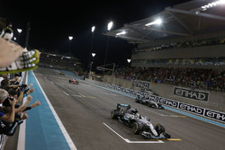 Winnaar Lewis Hamilton, Mercedes AMG F1 W07 Hybrid komt over de finish voor wereldkampioen Nico Rosb