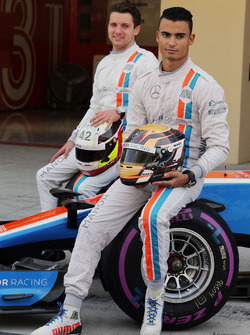 Pascal Wehrlein en Jordan King op teamfoto Manor Racing