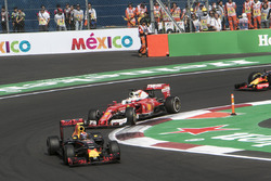 Max Verstappen, Red Bull Racing RB12 y Sebastian Vettel, Ferrari SF16-H