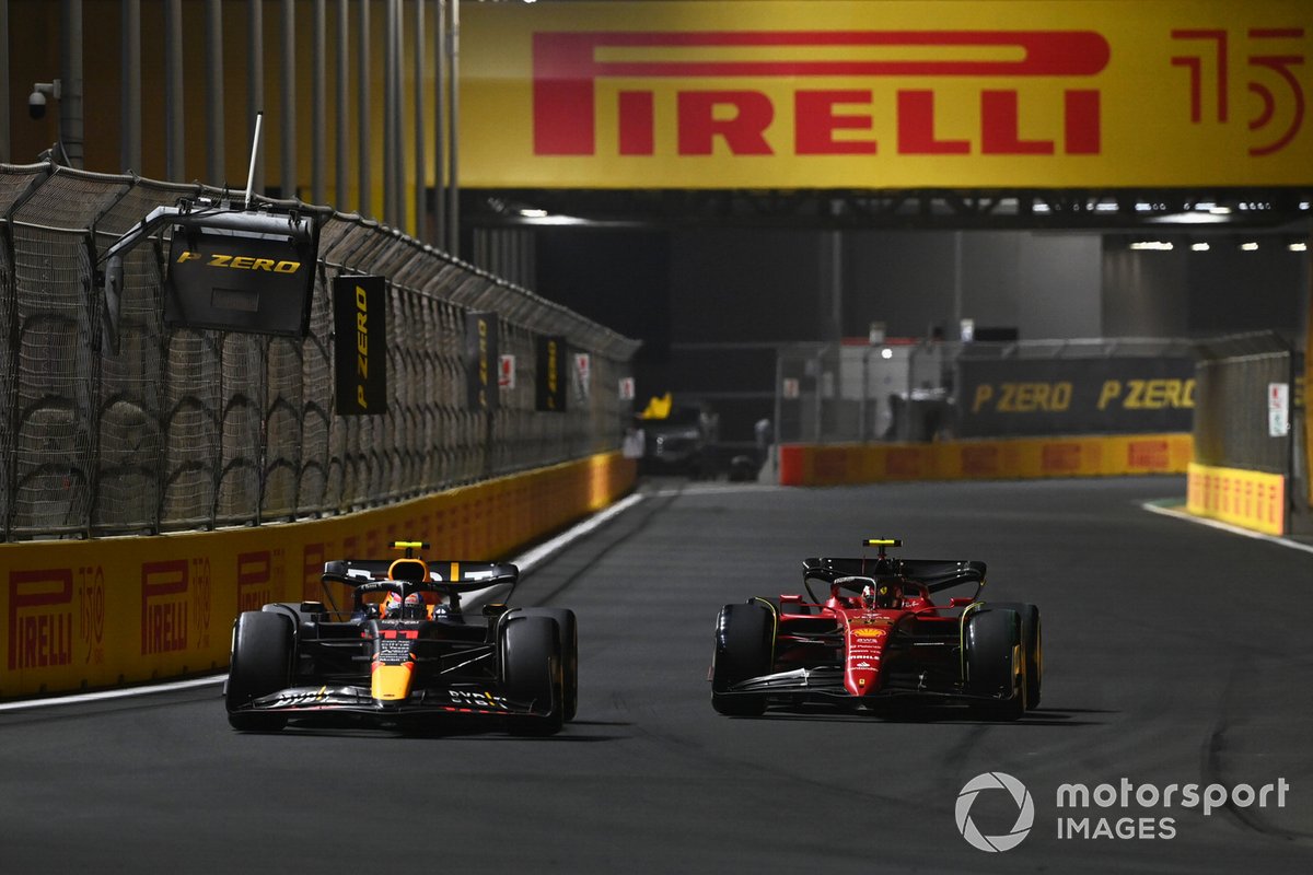 Sergio Pérez, Red Bull Racing RB18, Carlos Sainz Jr., Ferrari F1-75
