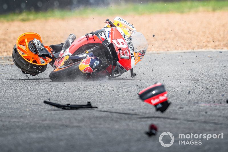 De machine van Marquez was nagenoeg afgeschreven door de crash. De monteurs hebben vrijdagmiddag gewerkt aan het opbouwen van een nieuwe machine.