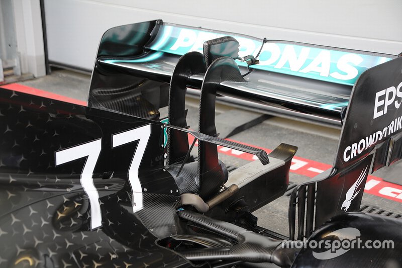 Mercedes W10: la nuova ala posteriore con il diverso comando DRS