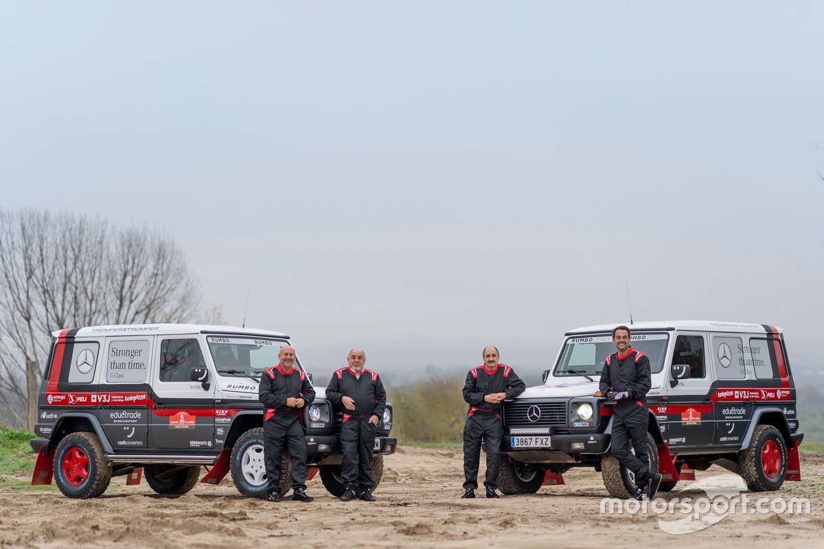 Skuad tim Rumbo Zero berpose dengan mobil Mercedes-Benz G 320 yang akan mereka pakai dalam Reli Dakar 2021.