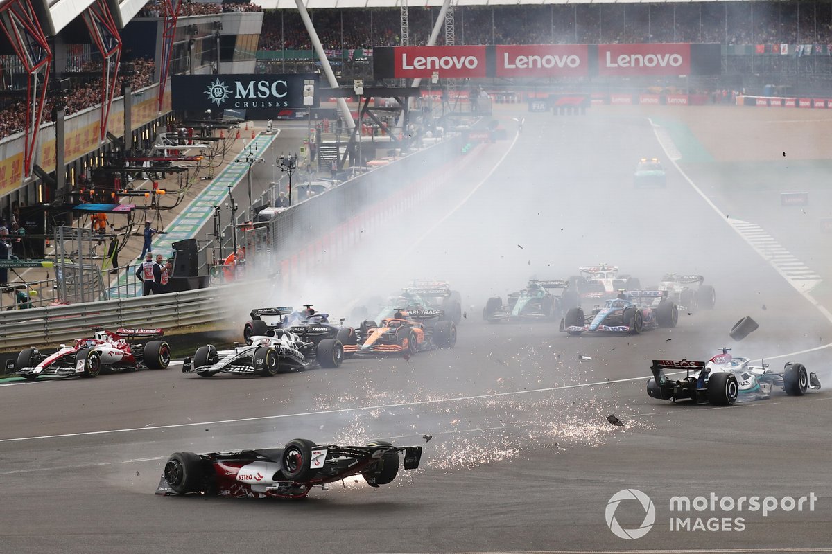 Zhou Guanyu, Alfa Romeo C42 crashes at start of race