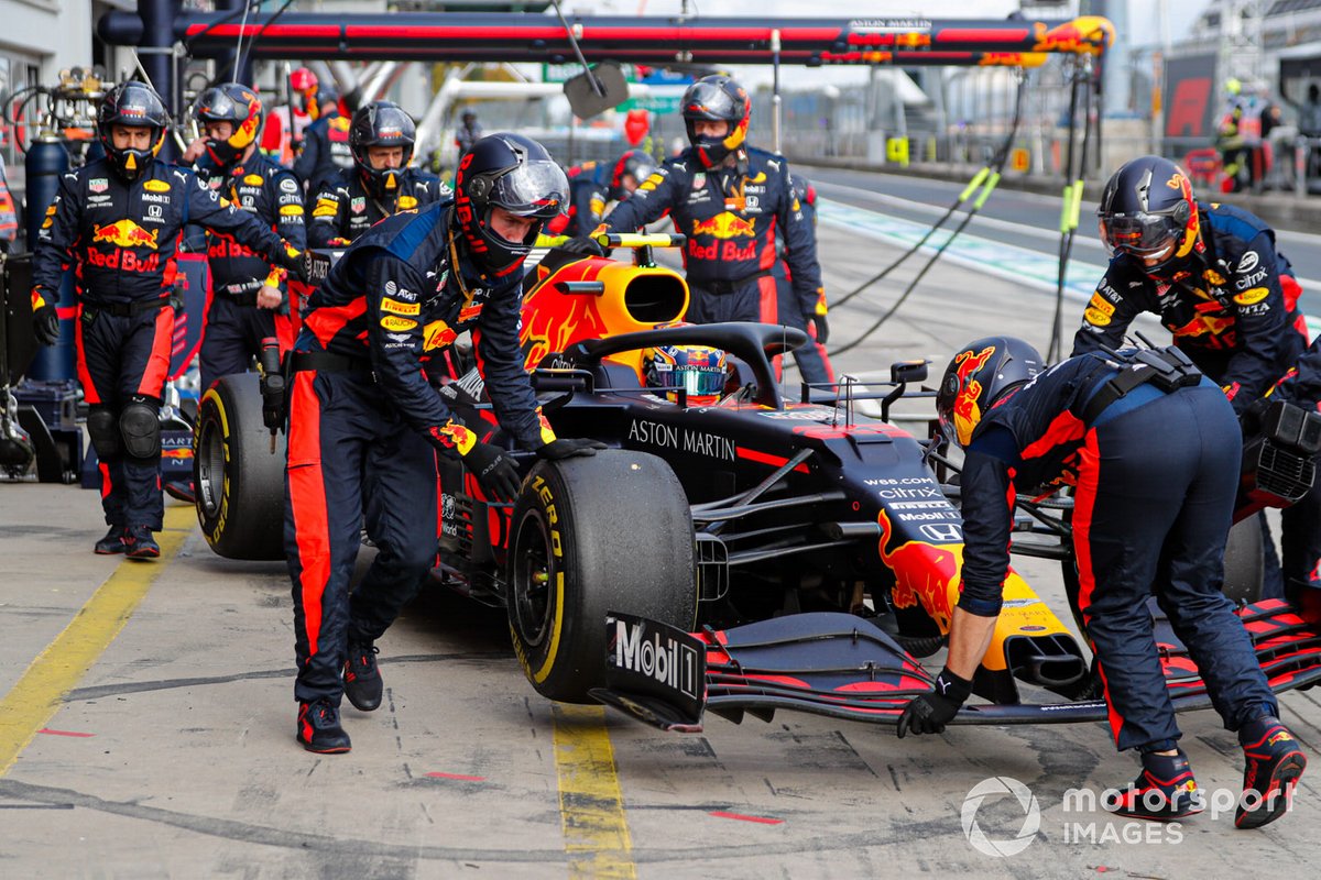 Alex Albon, Red Bull Racing RB16, is retired from the race