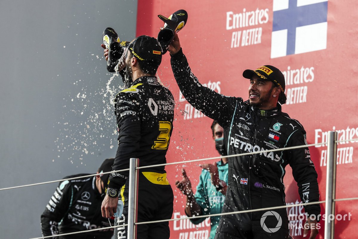 Daniel Ricciardo, Renault F1, 3rd position, does a shoey with assistance from Lewis Hamilton, Mercedes-AMG F1, 1st position, on the podium