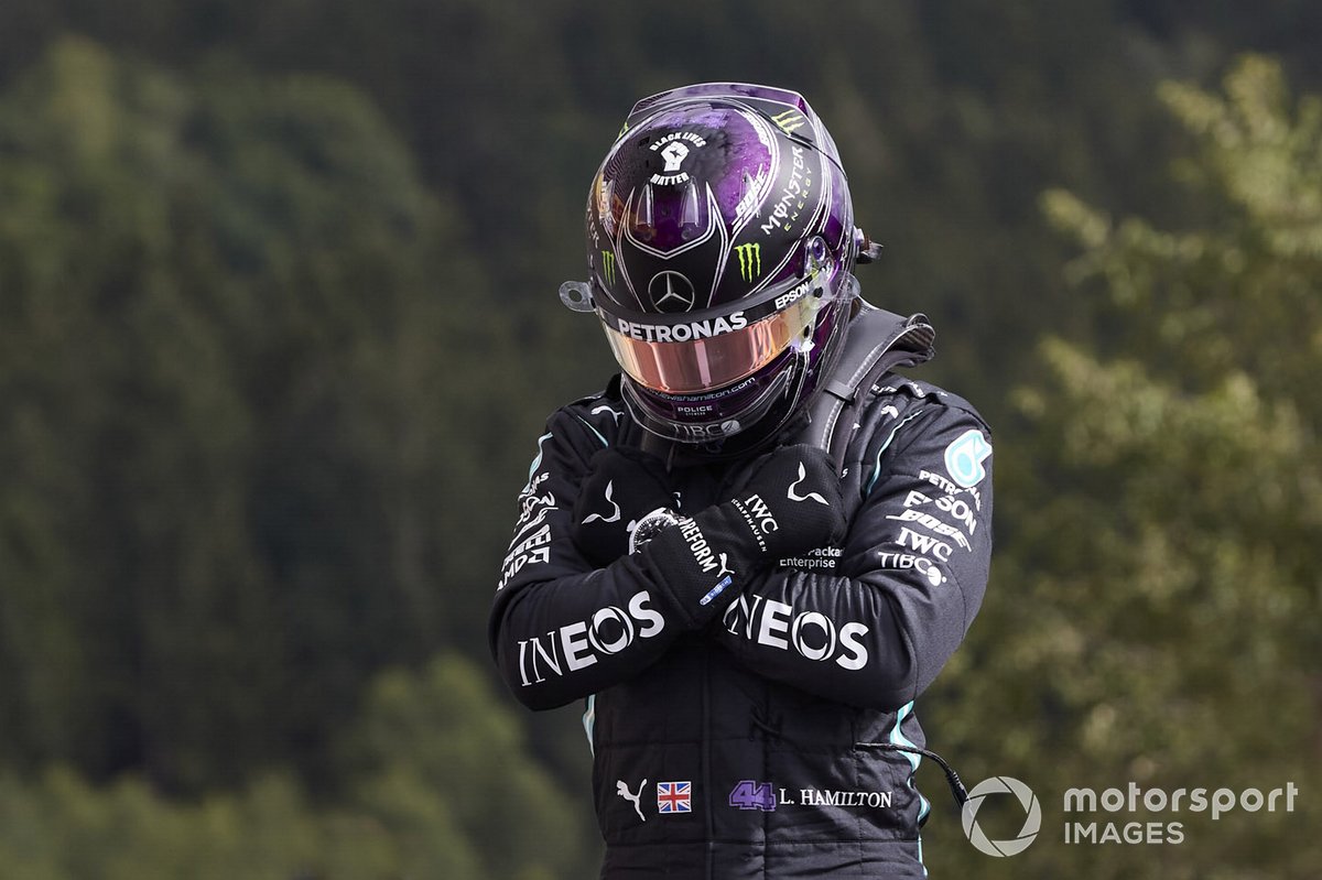 Peraih pole GP Belgia 2020 Lewis Hamilton, Mercedes-AMG Petronas F1, melakukan selebrasi untuk menghormati aktor Chadwick Boseman yang wafat tidak lama sebelum balapan di Spa-Francorchamps.