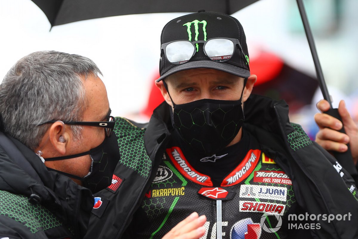 Pembalap Superbike dari Kawasaki Racing Team, Jonathan Rea (kanan), bersama kepala krunya, Pere Riba.